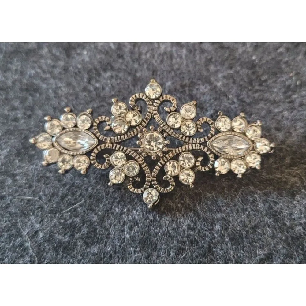 Vintage style Silver tone and rhinestone brooch pin